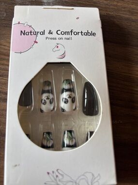 Natural & Comfortable Black and White Press-On Nail Set with Panda Design